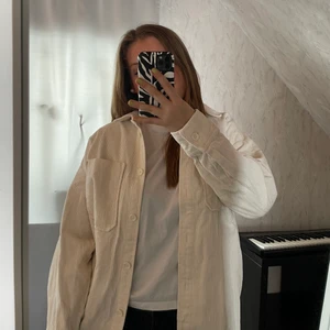 Corduroy skjorta  - En jättefin corduroy skjorta från Monki, i storlek S (men lite oversized).  Den är inte så tunn utan ett bra, lite tjockare material. Använd ca 3 gånger. 150 kr + 66 kr frakt