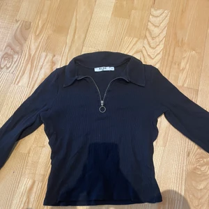 Ziptop - Ribbad top med dragkedja från nakd. Använd en del men i fint skick. 