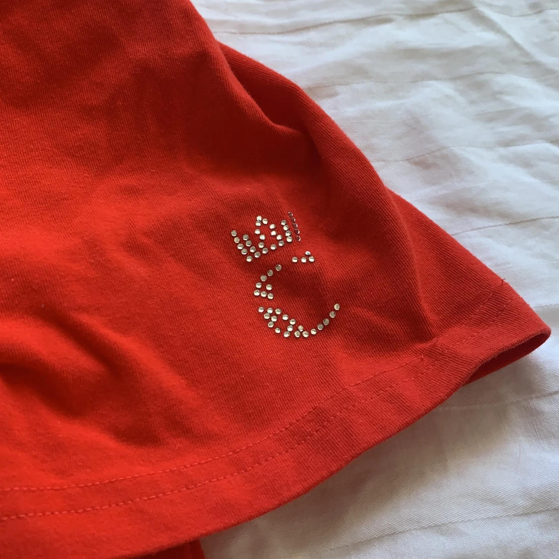 Röd tröja med stenar  - 91