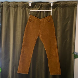 Levi’s 502 Bruna Manchester 34/32 - Helt oanvända levis 502 som bara tar plats i garderoben.  Cond 10/10.