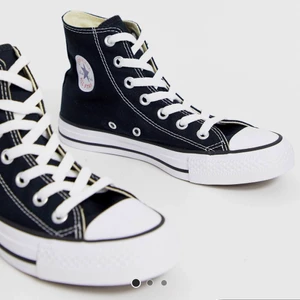 Svarta höga converse - Beställde två olika modeller och behöll den andra, så har bara testat dem. Missade retur-tiden, därav jag säljer här(((: 