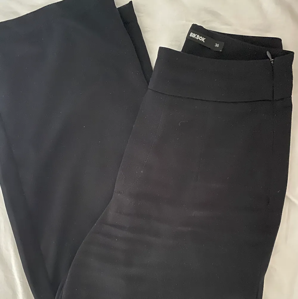 Svarta kostymbyxor från BikBok. Dragkedja i sidan. Säljer för att de är för små för mig. Nypris: 299kr. Jeans & Byxor.
