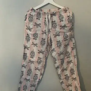 Rosa och vita pyjamasbyxor ifrån Victoria Secret i storlek xs. De är använda ett antal gånger men ingeting som syns. Vid frågor är det bara att höra av sig. Köpare står för frakt!💓