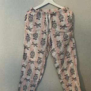 Victoria Secret pyjamasbyxor storlek xs - Rosa och vita pyjamasbyxor ifrån Victoria Secret i storlek xs. De är använda ett antal gånger men ingeting som syns. Vid frågor är det bara att höra av sig. Köpare står för frakt!💓