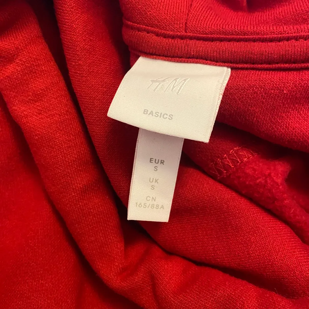 Säljer denna snygga röda hoodie. Den är från hm och har inte kommit till stor användning. Köptes för 200kr men säljer den nu för 80. Den är från hm och är i storlek S. Frakt tillkommer😊. Hoodies.