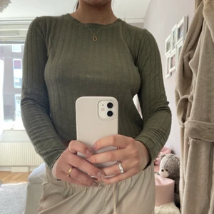 Långärmad tröja - En jättefin militärgrön långärmad tröja från BikBok som aldrig är använd. Är egentligen i storlek Xs men sitter som en S🙌