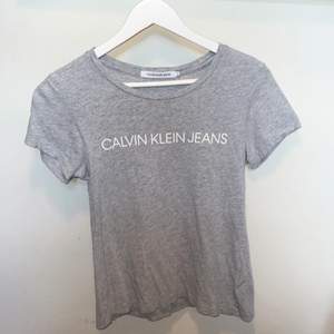 Snygg Calvin klein jeans t-shirt i grå. Passar året om (Äkta). Nypris ca 350kr✨