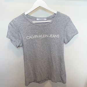 Calvin klein t-shirt i storlek S - Snygg Calvin klein jeans t-shirt i grå. Passar året om (Äkta). Nypris ca 350kr✨