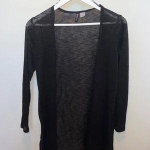 Vit och Svart kofta - Säljer en vit och en svart kofta tillsammans. Båda i storlek XS. Perfekt till sommaren att ha över t.ex en klänning✨