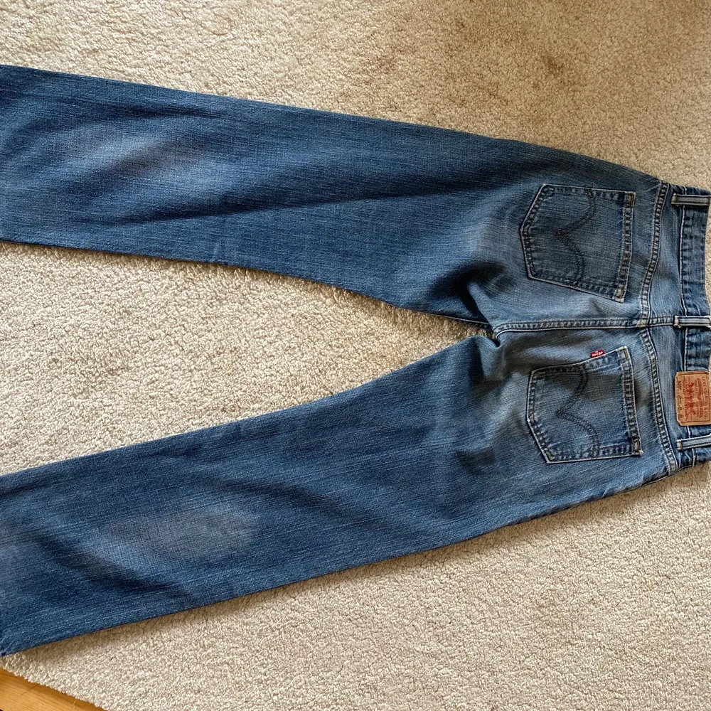 Ett par Levis jenas i modellen 505 i storleken 28:28 med jätte fin tvätt♥️. Jeans & Byxor.