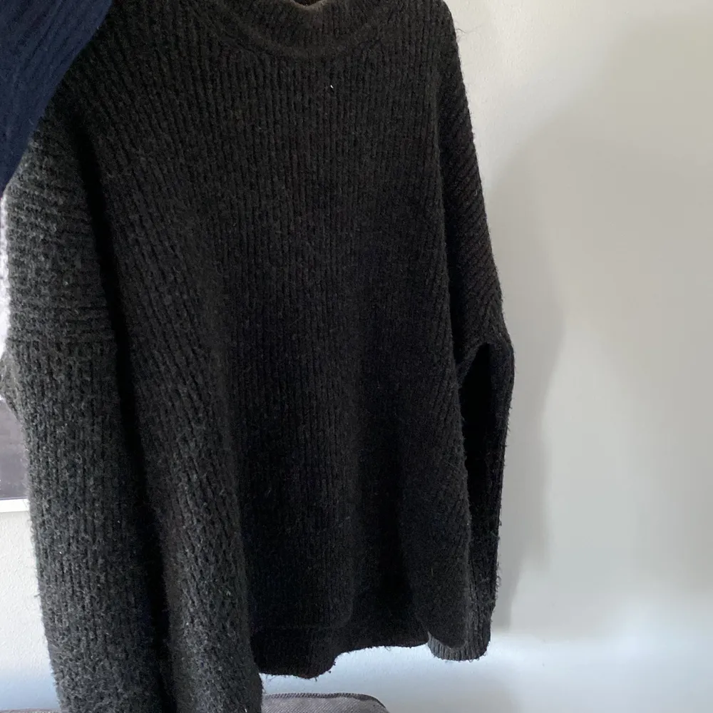 En vanlig stickad tröja från zara i storlek s. Tröjor & Koftor.