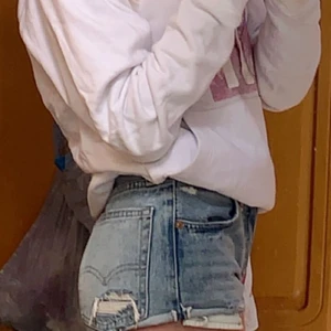 Levi’s shorts  - Tyvärr så har mina älskade levi’s shorts blivit lite små för mig, hoppas att dom kan komma till användning hos någon annan. 💕Dom är i väldigt fint skick och jag skulle säga att dom passar en XS i storleken. Skriv privat för fler bilder. Köp direkt för 150kr. (köparen står för frakten)