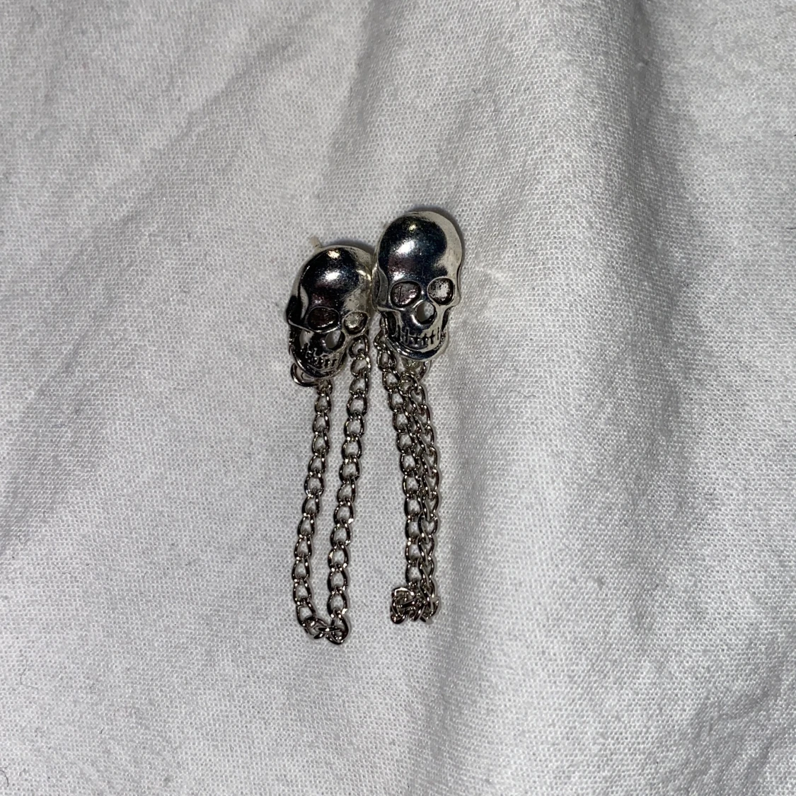 Dödskalle örhängen