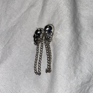 Dödskalle örhängen  - Sjukt coola dödskalle örhängen med en kedja som hänger ner som är handgjorda. 35kr + 12kr frakt 