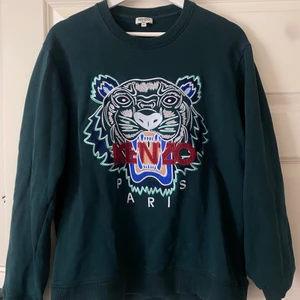 Kenzo - Mörkgrön sweatshirt från kenzo i storlek M men passar lika bra till S! Supersnygg och i bra skick😍 köparen står för frakten!