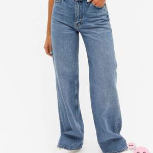 Ljusblåa Monki jeans i modellen Yoko, använda men fortfarande i bra skick