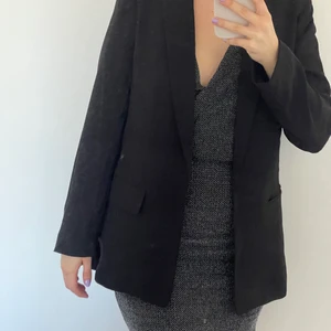 Svart kavaj  - Helt svart kavaj (även om den inte ser svart ut på bilderna) från H&M. Aldrig använd. Har fickor med går ej att knäppa 