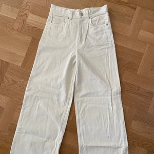 Vita jeans -  Garderobsrensning!☀️ Vida och högmidjade jeans från arket, vita. Mycket bra kvalitet och inte det minsta genomskinliga. Älskade dessa men tvingas sälja pga för små i midjan. Gott skick
