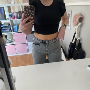 Grå jeans  - Ursnygga jeans från madlady. Storlek EU 38 L34. Varsamt använda och fint skick💕 nypris 550kr. köpare står för frakt  