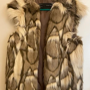 Päls väst  - Päls väst i faux fur. Storlek M. Bra skick. Från zara. Skriv för fler bilder :)
