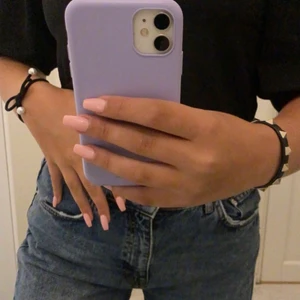 Svart Valentinoarmband - Säljer mitt svarta valentino armband pga har köpt en annan färg, använt men ftf som ny kvalitet, äkthetsbevis och kvitto finns, box och påse också, !!högsta budet ligger på 1000 !!