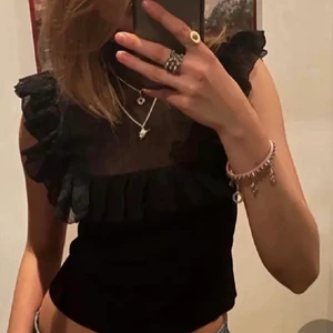 Volang topp Zara - JÄTTE populära toppen från Zara !!!! Buda privat  !!!! Sista bilden är egen 