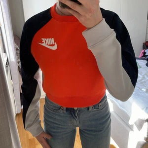 Nike Size M - Kroppad träningströja från Nike. Använd 1-2 gånger, som nu i material och kvalitet. Köparen står för frakt.