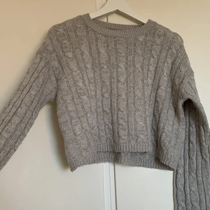 Stickad tröja - Grå stickad tröja i strl S, vet inte vart den är köpt. Knappt använda men lite nopprig.