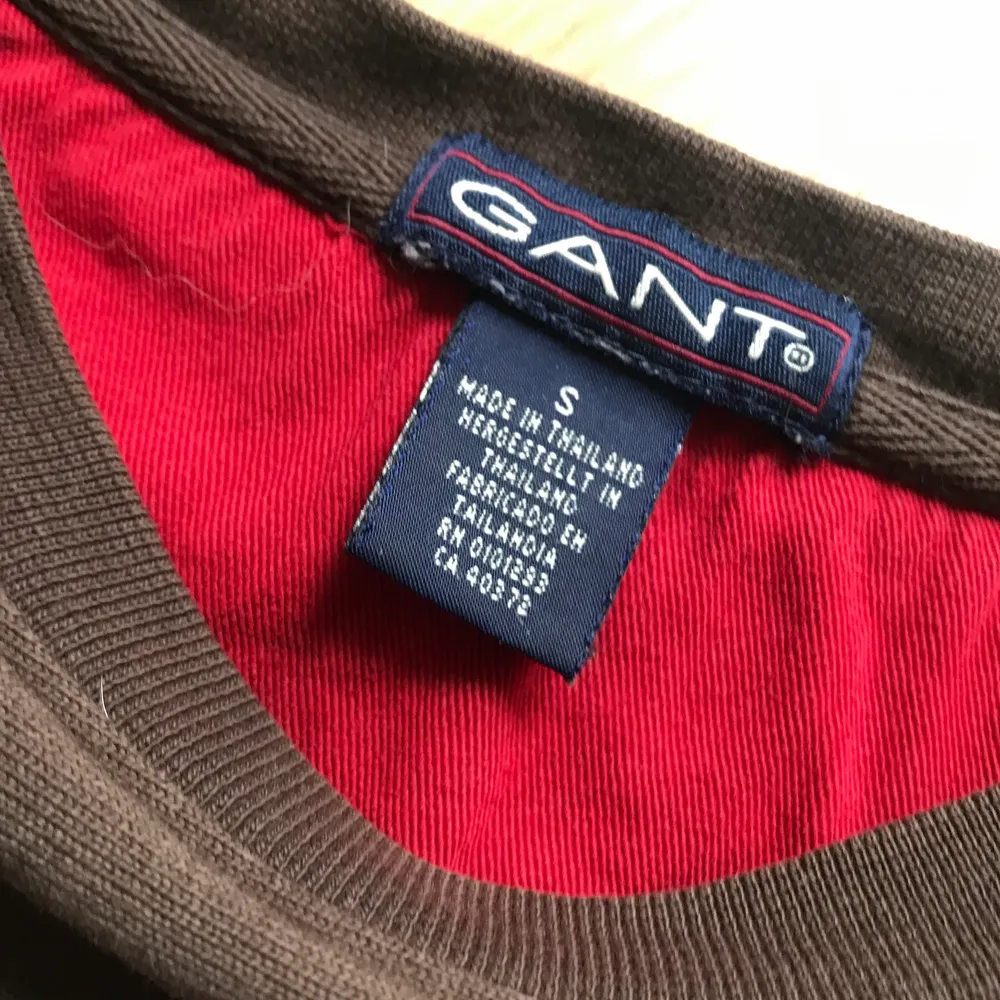 Gant tröja i storlek S i bra och fint skick säljes för 100 kronor och köparen står för frakten . Hoodies.