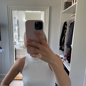 Stickat linne  - Fint vitt stickat linne från nakd  i  lite tjockare material 