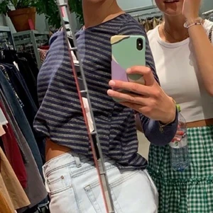 Långärmad tröja  - Långärmad randig tröja, marinblå och guld, mycket bra skick, storlek 170 vilket motsvarar S, frakt inkluderat i pris, skriv för fler bilder !!! 