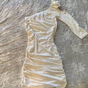 Studentklänning - Säljer denna fina studentklänning i stl xs men funkar lika bra på en S (då tyget är stretchigt). 💗