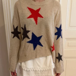 Zadig & Voltaire 100% Cashmere tröja  - Storlek- XS( men sitter ganska stor i passformen) 100% cashmere  Nypris: (4000-5000) Använd få antal gånger  Säljer för 2000 