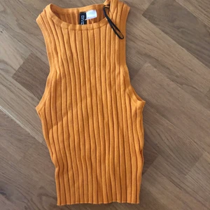 Orange topp - Orange topp från H&M. Toppen är ganska stretchig så den passar mig som har storlek XS-S. 20kr+frakt❤️