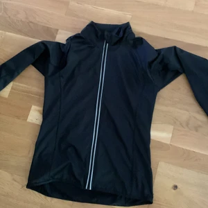 En bar tränings tröja  - En trönings tröja med riflecks på 