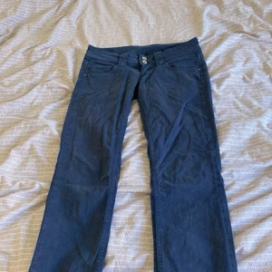 Trendiga lågmidjade jeans! - Säljer dessa jättefina lågmidjade jeansen pga dom sitter lite tajt på mig och kommer inte till användning. Köpta på sellpy för ett tag sen men har bara används av mig 1 gång. Köpare betalar frakt.