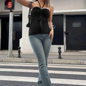 shein topp - säljer denna populära shein halterneck toppen, y2k feeling. true to size och oanvänd. frakt tillkommer på 29kr❤️