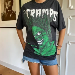 T-shirt  - Cool t-shirt som jag trodde skulle vara i en mindre modell, den är i st s men väldigt stor