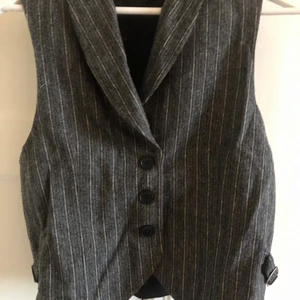 Väst - En cool vintage väst som enligt mig går med många stilar😊 Tycker själv att dessa är jättesnygga men den var lite stor för mig. Dem två andra bilderna är bara lite inspiration hur man skulle kunna använda västen💕