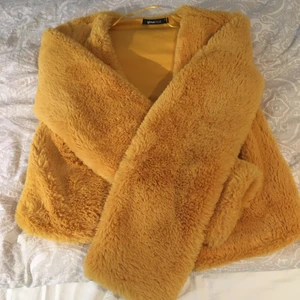 Gul fluffig jacka - Gul, fluffig, jätte mjuk jacka från Gina tricot. Jag har knappt använt den och jag har inte haft den utanför mitt hus 