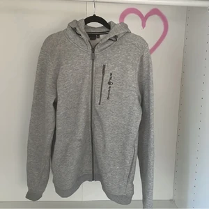 Sail Racing Hoodie - Sail Racing hoodie som inte blivit använt så många gånger. Den har inte blivit knottrig utan den är fortfarande mjuk inuti. Storlek 170 så skulle säga xs-s💗💗