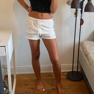 Vita shorts zara - Vita tygshorts från zara i ett så gulligt mönster, aldrig använda.