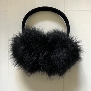 Fluffiga öronmuffar - Svarta öronmuffar i fuskpäls, fint skick och super söta💕💕