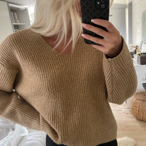 Stickad tröja från H&M, strl M - Supervarm o fin stickad tröja från H&M strl M, använd men väldigt bra skick.