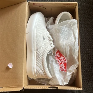 Vans skor - Helt nya vita vansskor med snakeskin mönster! Aldrig använda och sälja pga ångrat köp Priset kan diskuteras😊