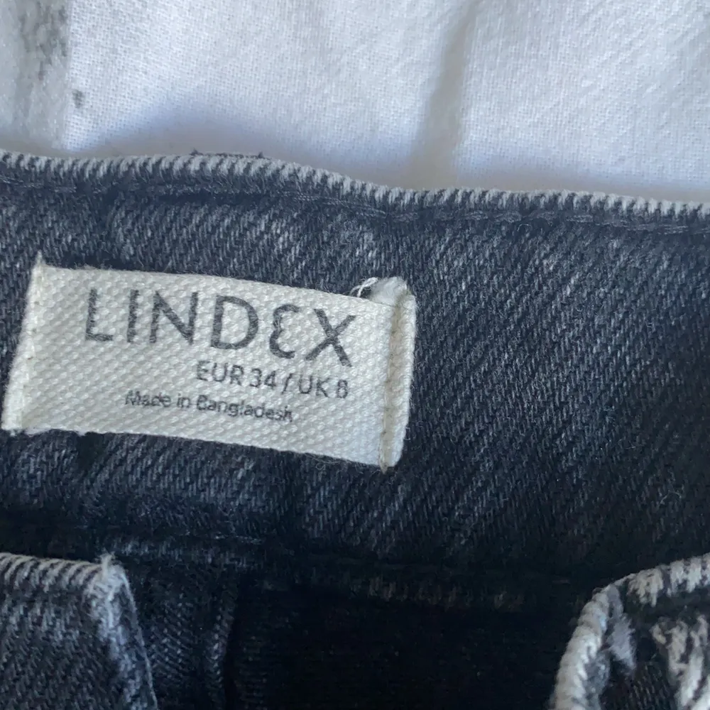 Snygga helt oanvända gråaktiga mom jeans från lindex. Bara att skriva för frågor eller behov av fler bilder❤️. Jeans & Byxor.