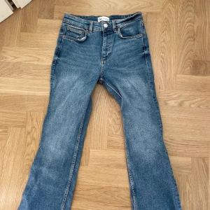 Fina cropped jeans.  - Använda fåtal gånger, nyskick. Superfin passform!