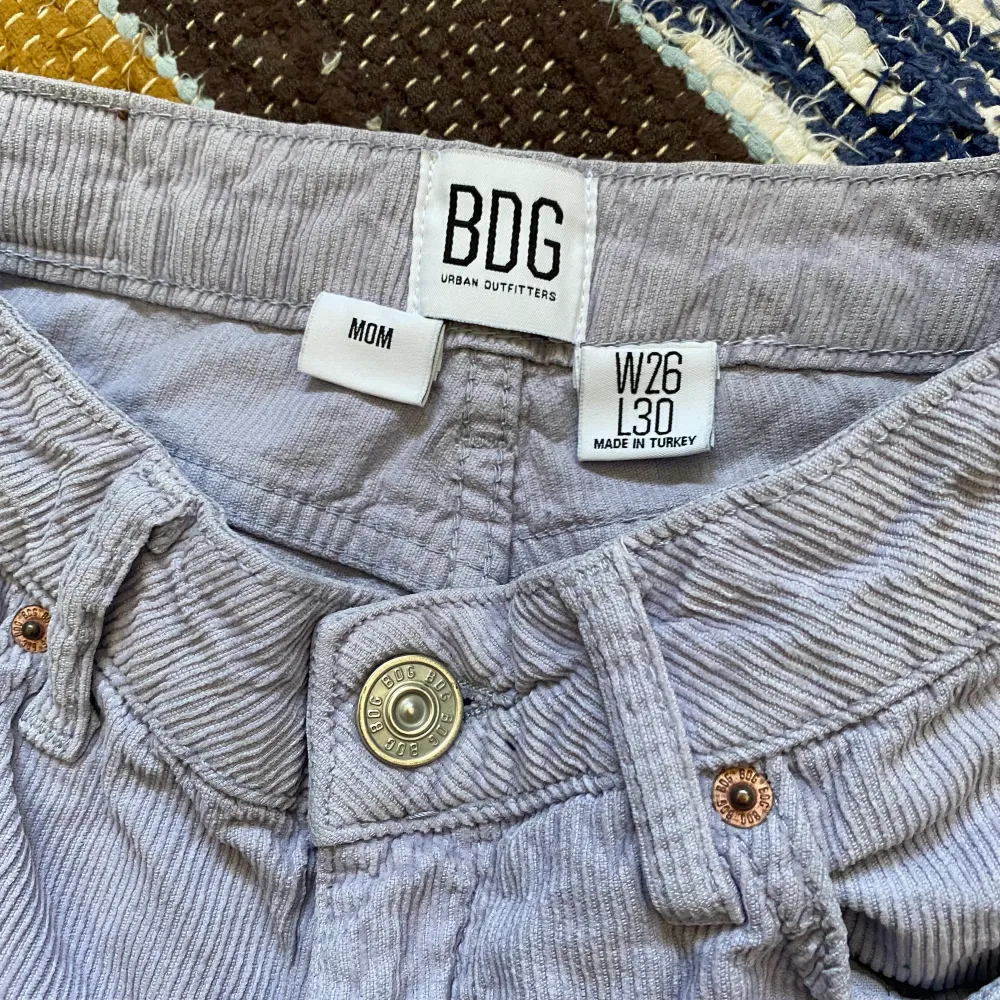 Ett par fina manchesterbyxor i ljuslila färg, i fint skick. Köpta från Urban Outfitters. För fler bilder eller mått kontakta mig ‼️ Frakt sker via PostNord spårbart 57 kr 📦. Jeans & Byxor.