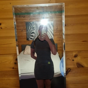 Randig klänning - Tight passform. Fåtalet gånger använd. Strl s