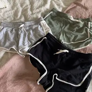 Tre par short, dem är i färgerna, svart, grön och grå. Dem är inte använda så mycket. Alla shortsena kommer från H&M och är i samma storlek.